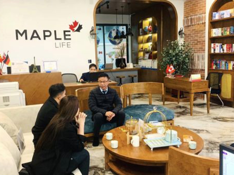 maple life tư vấn khách hàng tại văn phòng